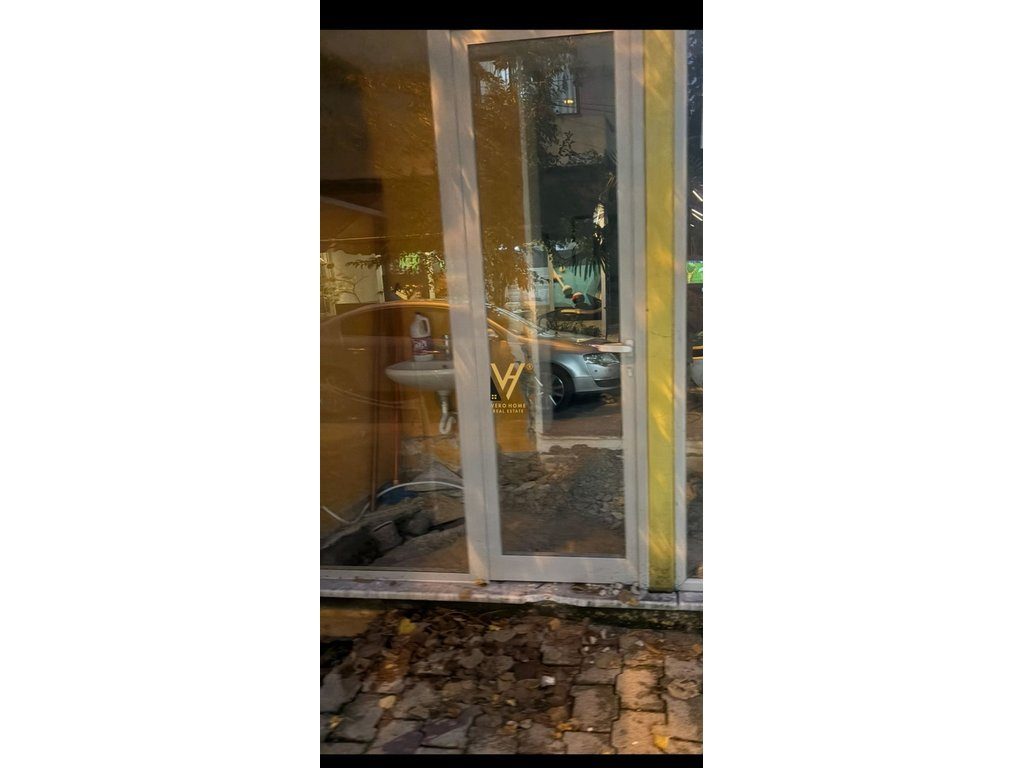 JEPET AMBIENT BIZNESI 50 M2 ME QERA TE BLV. BAJRAM CURRI 1.200 EURO