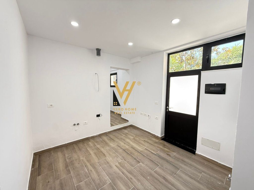 JEPET AMBIENT BIZNESI 60 M2 ME QIRA TE TREGU ELEKTRIK 800 EURO