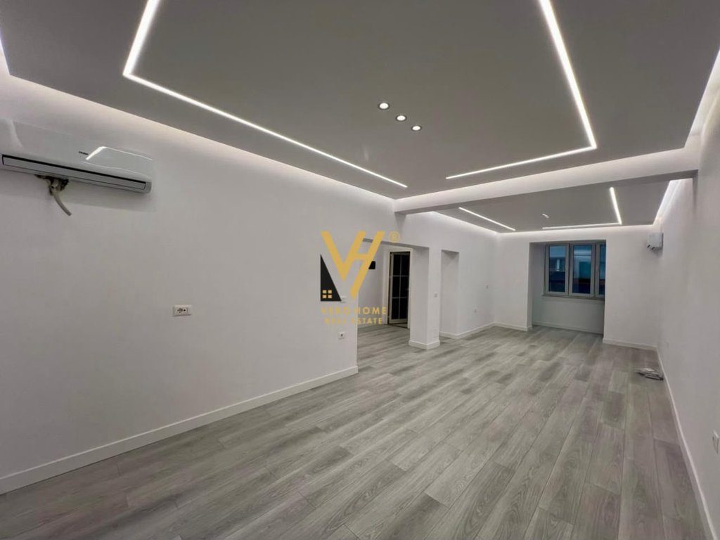 JEPET ZYRE 75 M2 ME QERA TE RRUGA E BARRIKADAVE 1.000 EURO 4
