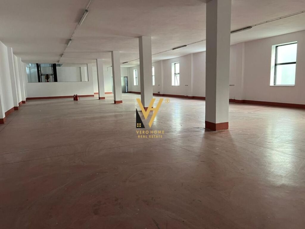 Shitet magazine ne Berxhulle, Tirane 1600 m2 2