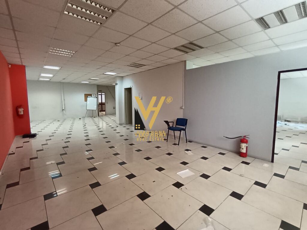 JEPET ZYRE 300 M2 ME QERA TE RRUGA E ELBASANIT 3.000 EURO 1