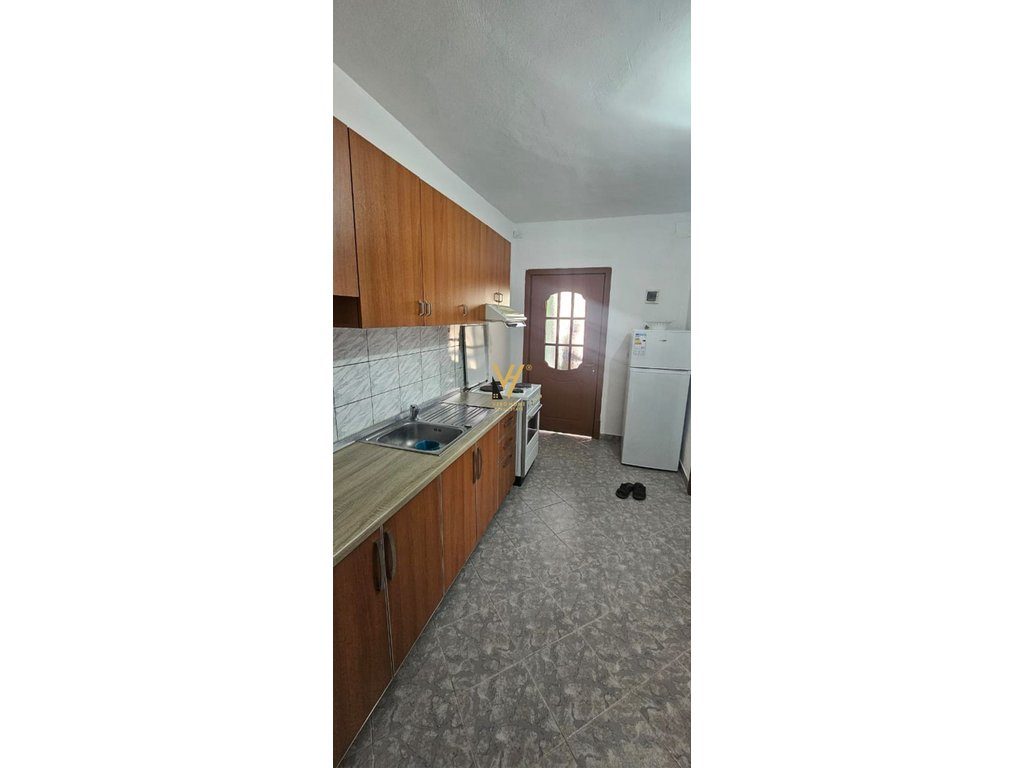 JEPET HYRJE 1+1 ME QIRA TE ISH PARKU I AUTOBUZAVE 550 EURO 3