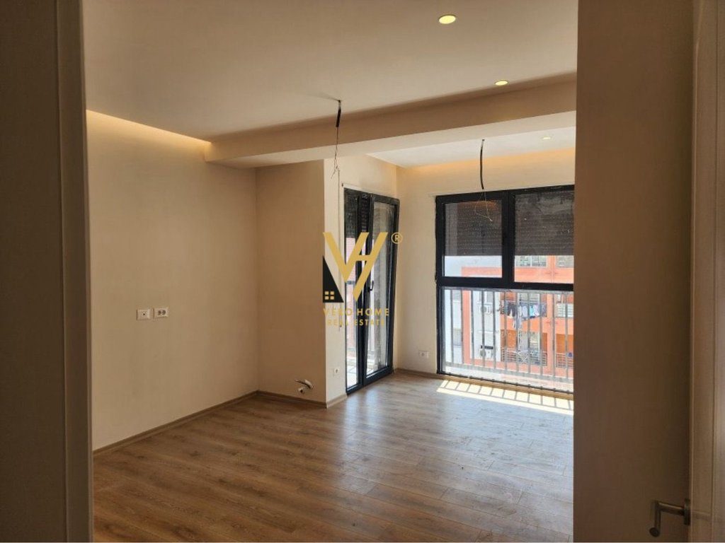 JEPET AMBIENT 92 M2 ME QERA TE BULEVARDI I RI 500 EURO