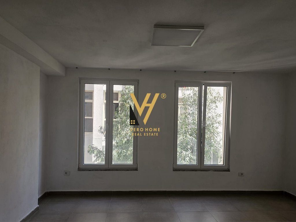 JEPET ZYRE 74 M2 ME QERA TE RRUGA ELBASANIT 1.200 EURO 2
