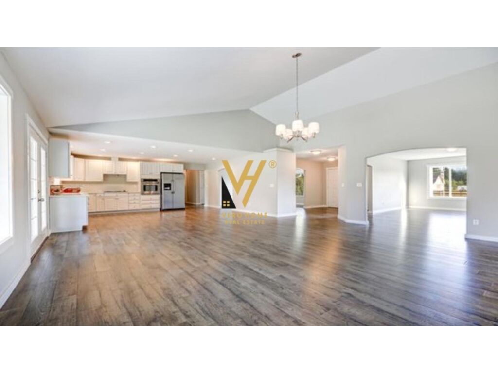 Shitet Apartament 2+1+2+verande te Ish Ekspozita Sot 122 m2