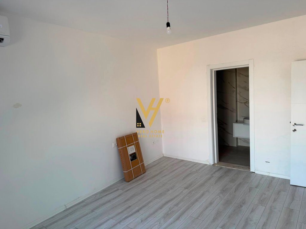 JEPET ZYRE 105 M2 ME QIRA TE BULEVARDI I RI 80.000 LEKE 2