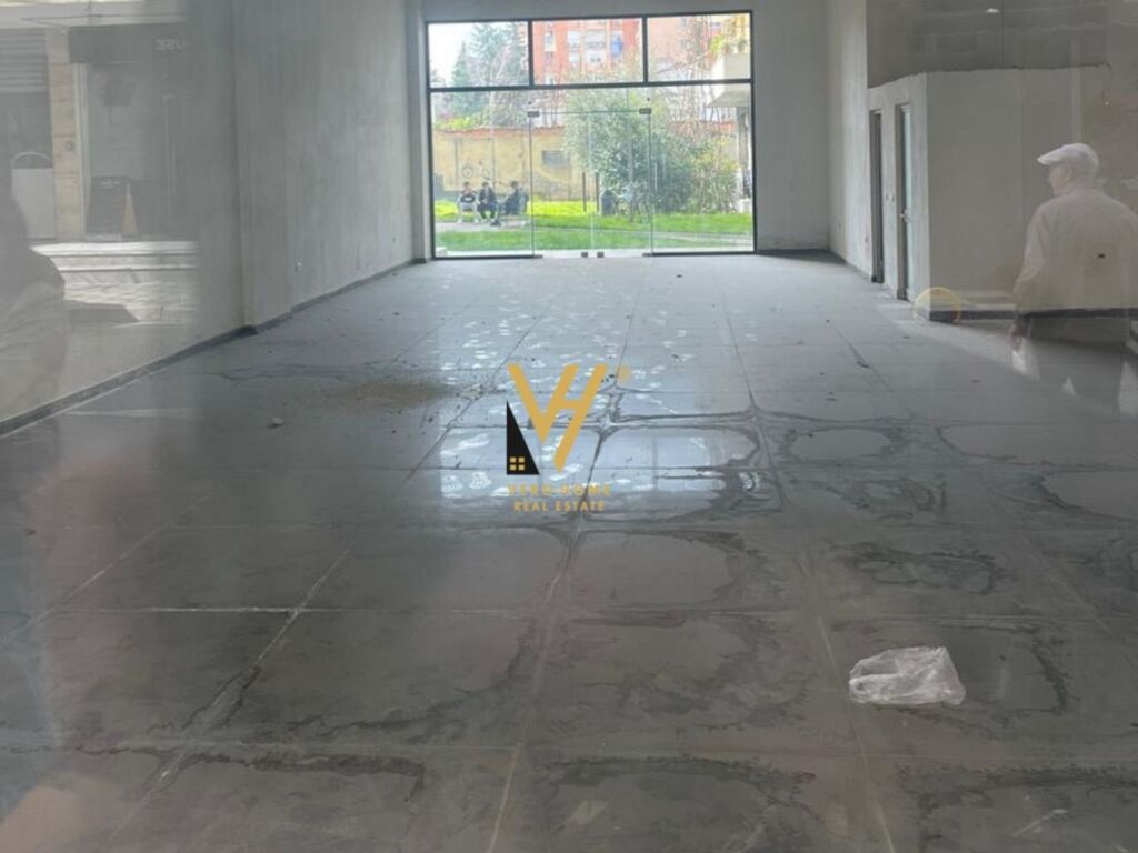 Shitet ambjent komercial te Komuna e Parisit 144 m2
