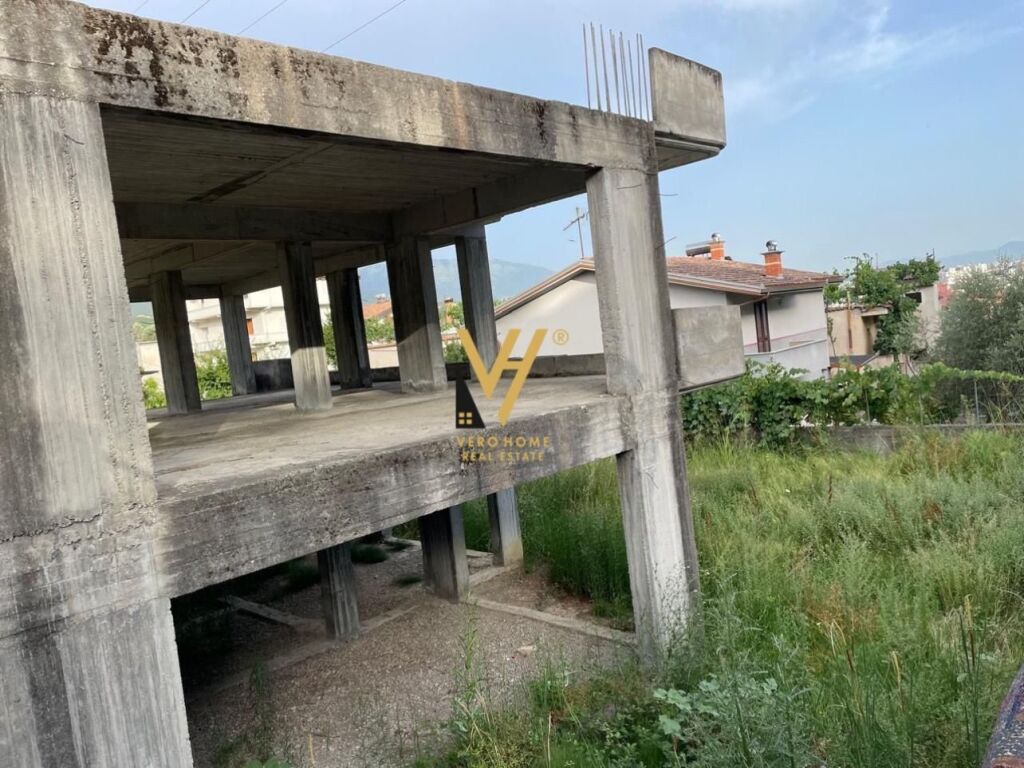 Shitet Vile dy kateshe +Toke ne Koder Babrru 560 m2 3