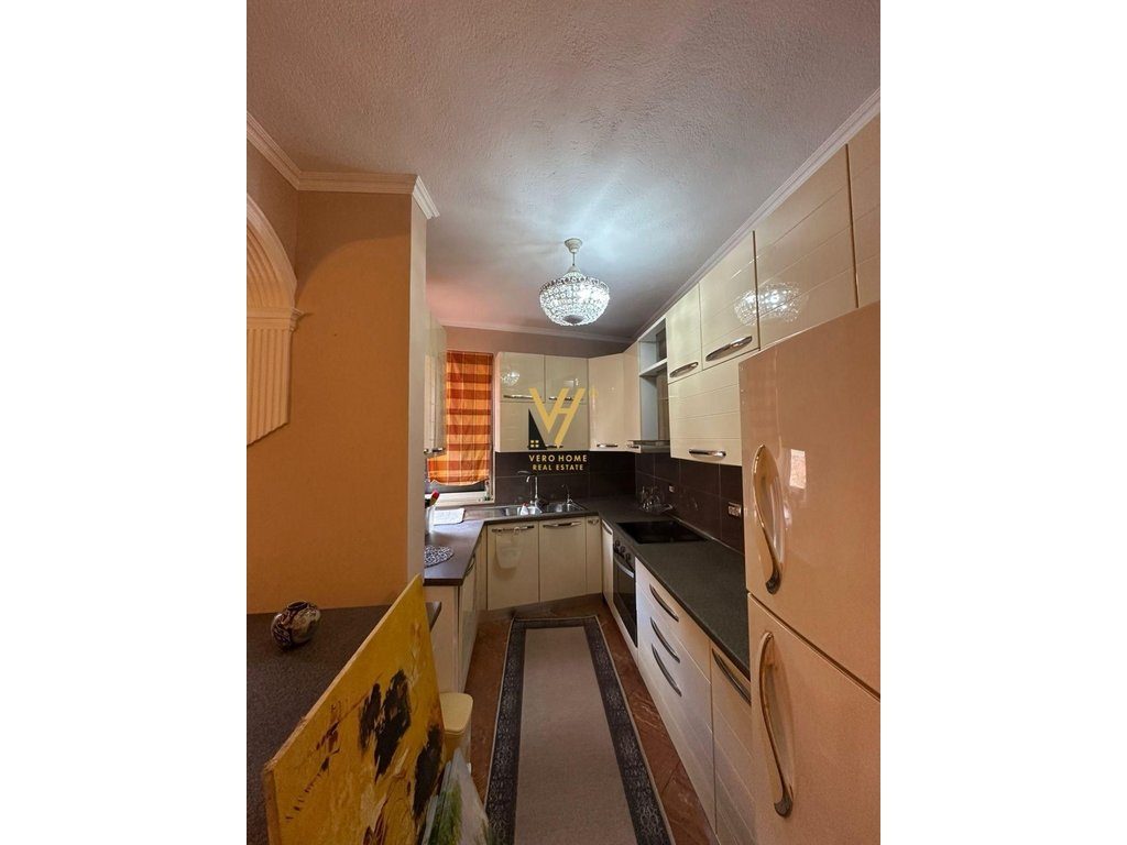 JEPET APARTAMENT 2+1 ME QERA NE QENDER 80.000 LEKE 4