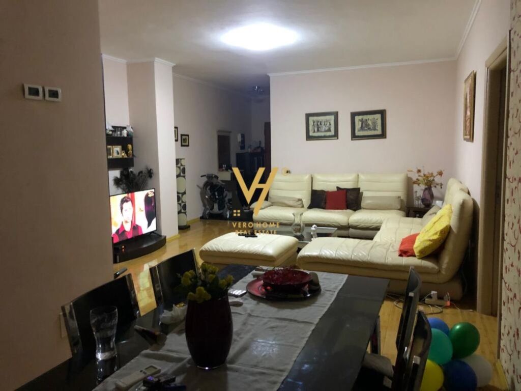 Jepet Apartament 3+1+2 me qera te Bulevardi Zhan Dark 148 m2 2