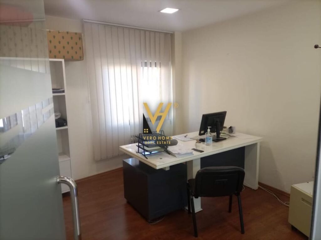 Jepet zyre me qera te Qender 220 m2