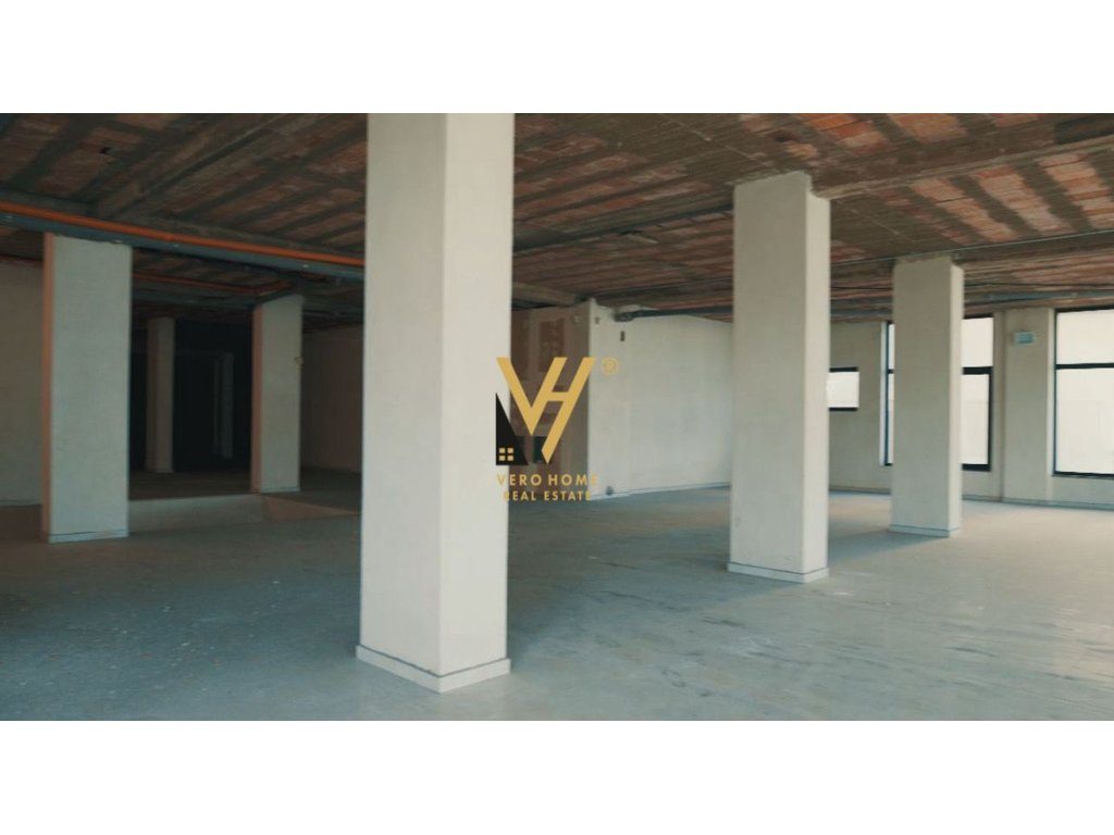 JEPET AMBIENT BIZNESI 1.100 M2 ME QERA TE KRISTAL CENTER 11.000 EURO 2