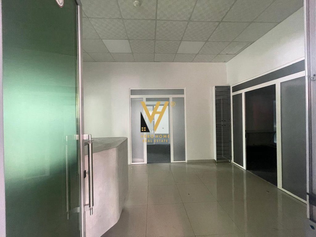 JEPET AMBJENT BIZNESI 205 M2 ME QERA TE ISH STACIONI TRENIT 3.000 EURO