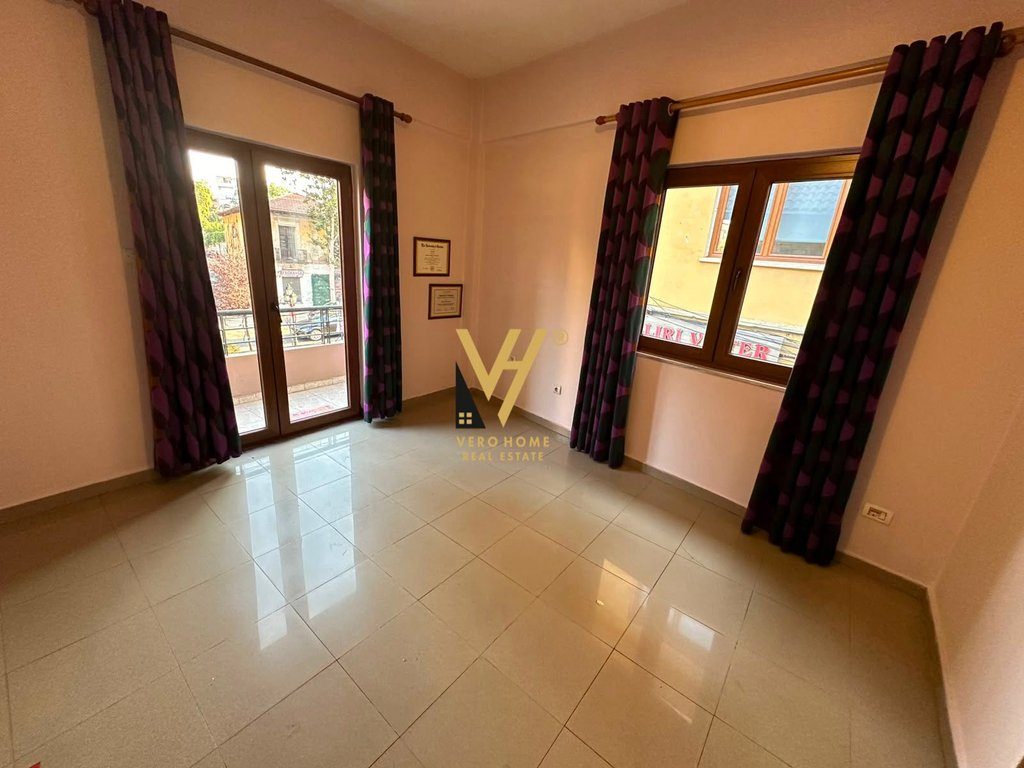 JEPET AMBIENT BIZNESI 160 M2 ME QERA TE RRUGA E KAVAJES 280.000 LEKE