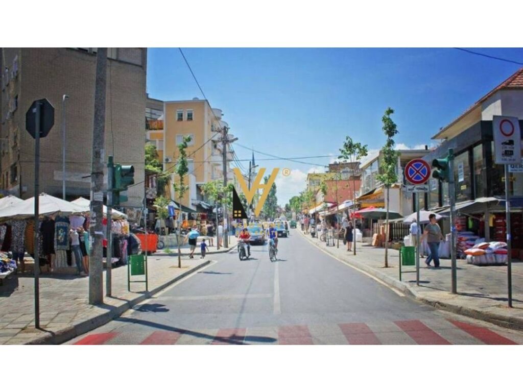 Jepet dyqan me qera te Rruga 5 Maji 36 m2