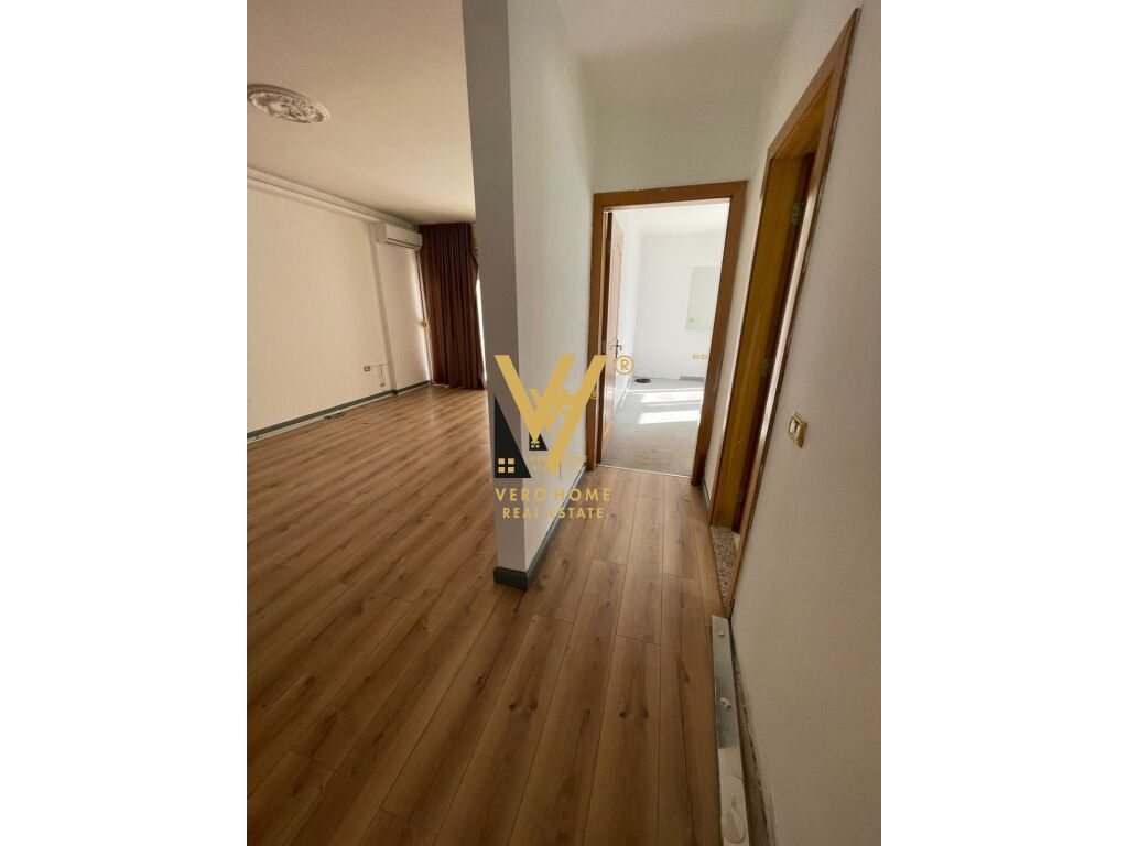 JEPET ZYRE 100 M2 ME QERA TEK ISH EKSPOZITA 700 EURO 2