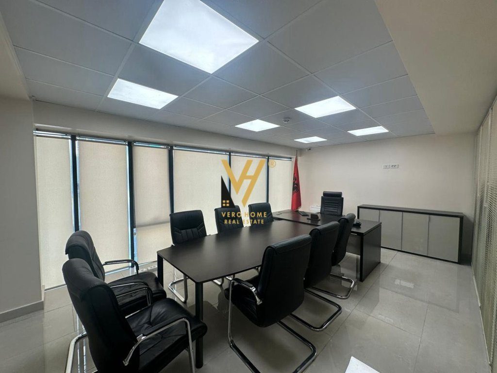 JEPET ZYRE 122 M2 ME QERA TE RRUGA E ELBASANIT 2.000 EURO