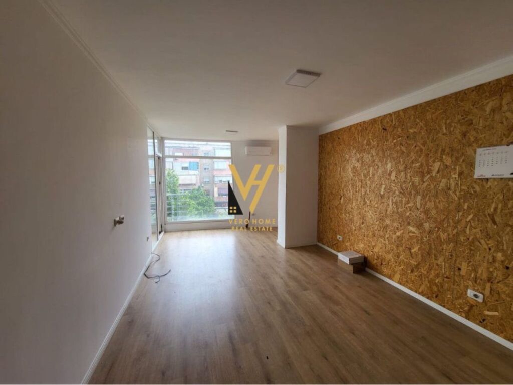 Jepet Zyre me qera te 21 Dhjetori 100 m2 2