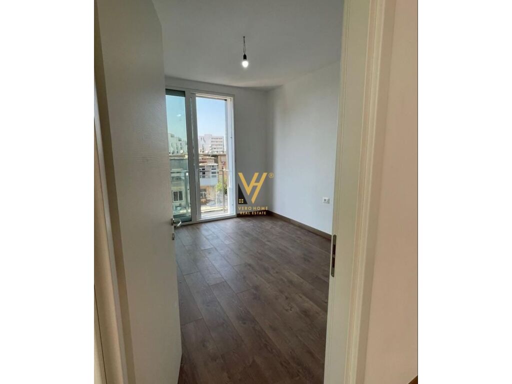 Shitet Apartament 2+1+ballkon te Rruga e Dibres 90 m2