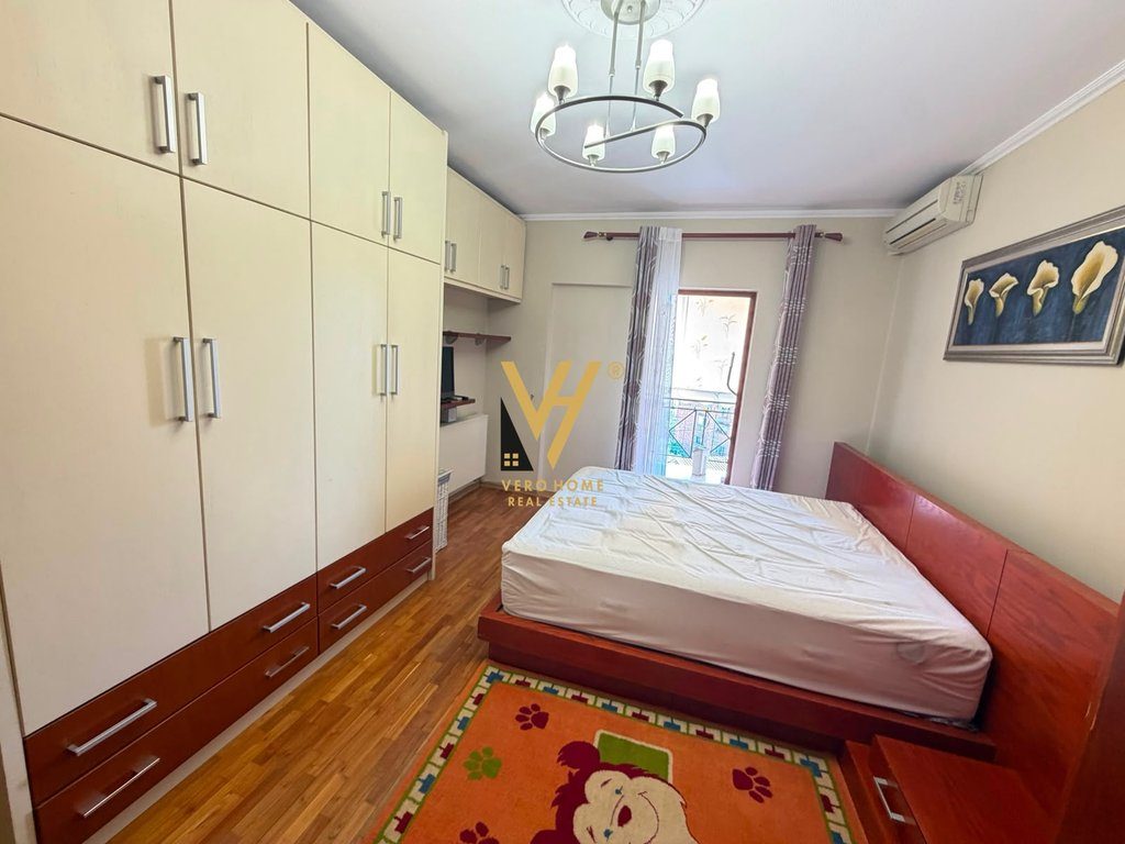 JEPET APARTAMENT 2+1+2+3 BLK ME QERA RRUGA E BARRIKADAVE 85.000 LEKE 3
