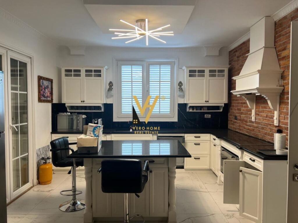 Jepet Apartament 3+1+2 me qera te Spitali Amerikan 2 , 178 m2 3