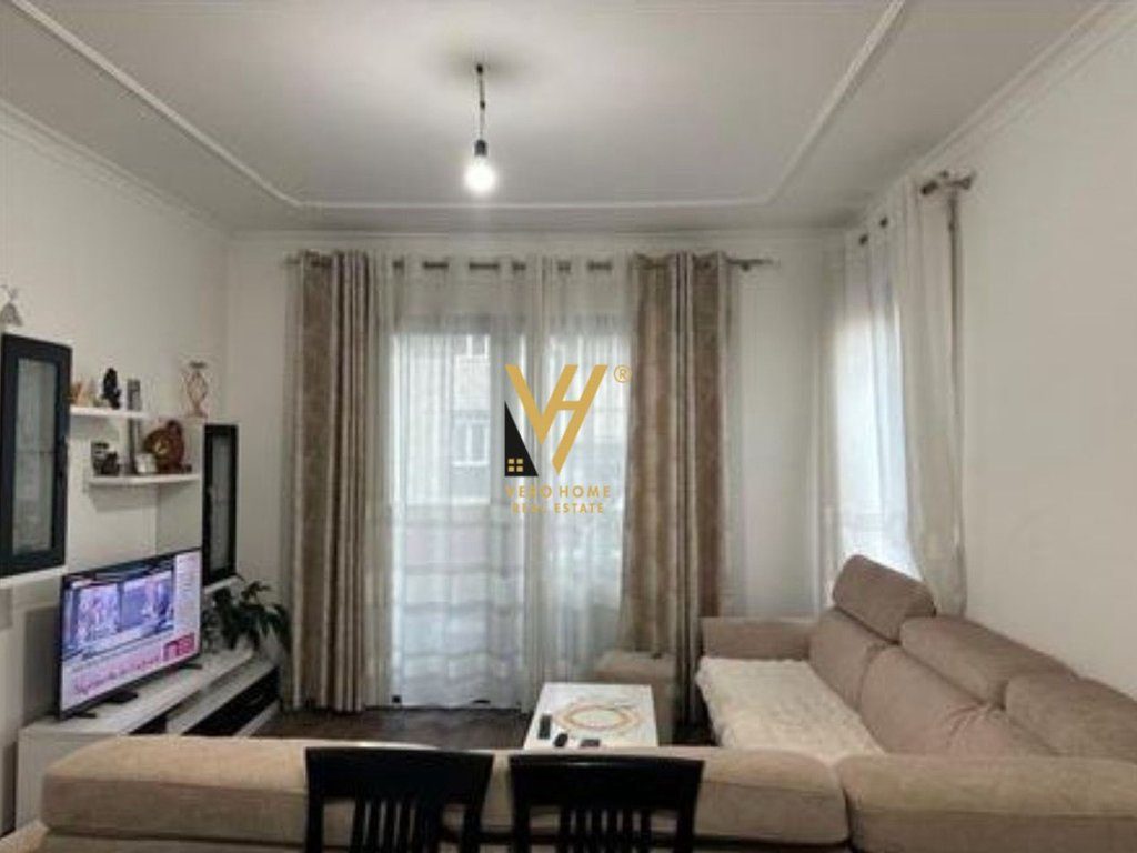 SHITET APARTAMENT 2+1+BLK TE KINOSTUDIO 180.000 EURO