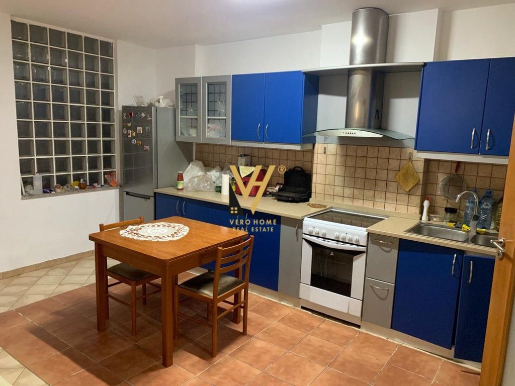 JEPET APARTAMENT 3+1+2+BLK ME QERA TE LIQENI ARTIFICIAL 1.200 EURO 2