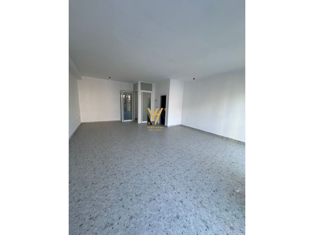 Jepet zyre me qera buze rruges Dibres 60 m2 1
