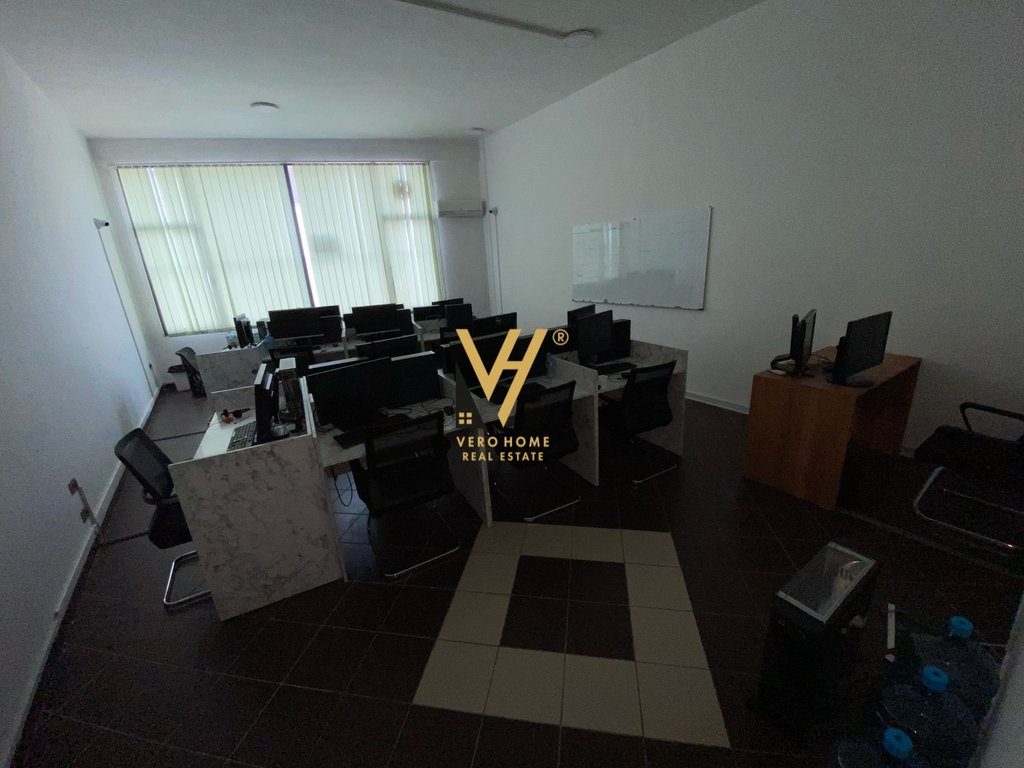 JEPET ZYRE 300 M2 ME QERA TE KOMUNA E PARISIT 2.850 EURO 2
