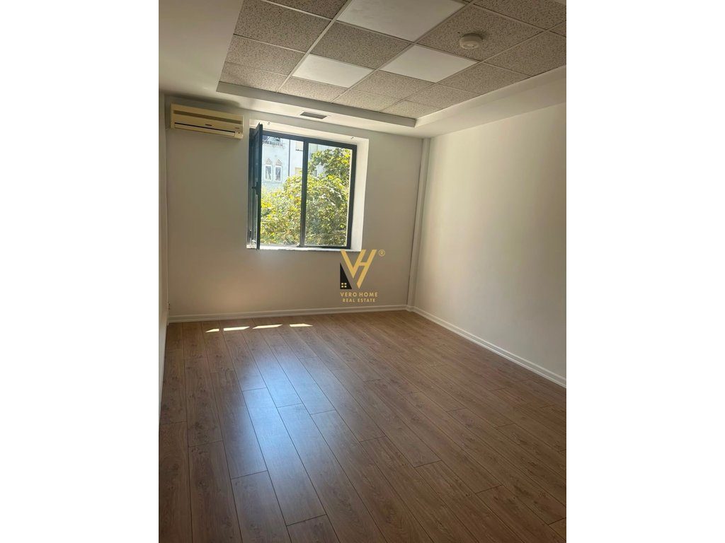 JEPET ZYRE 120 M2 ME QIRA TEK BLV.ZOGU I PARE 1.300 EURO
