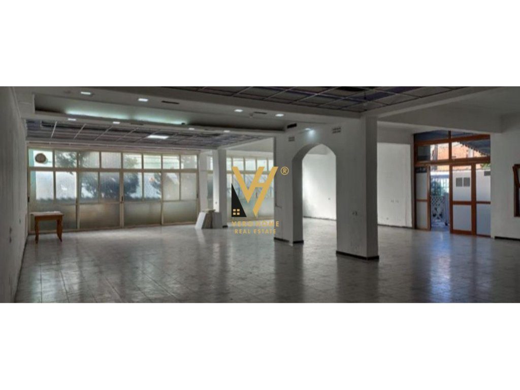 JEPET AMBIENT KOMERCIAL 220 M2 ME QIRA TE BULEVARDI I RI 900 EURO