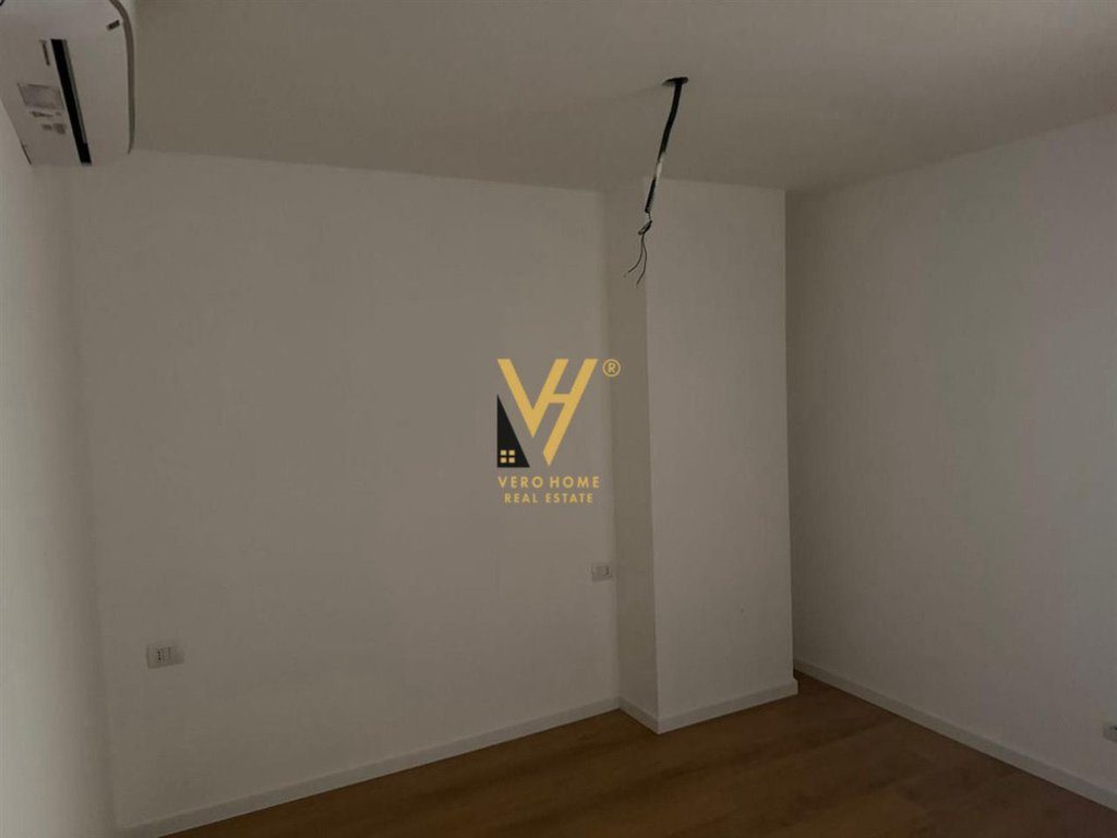 JEPET ZYRE 74 M2 ME QERA TE TREGU ÇAM 750 EURO 2