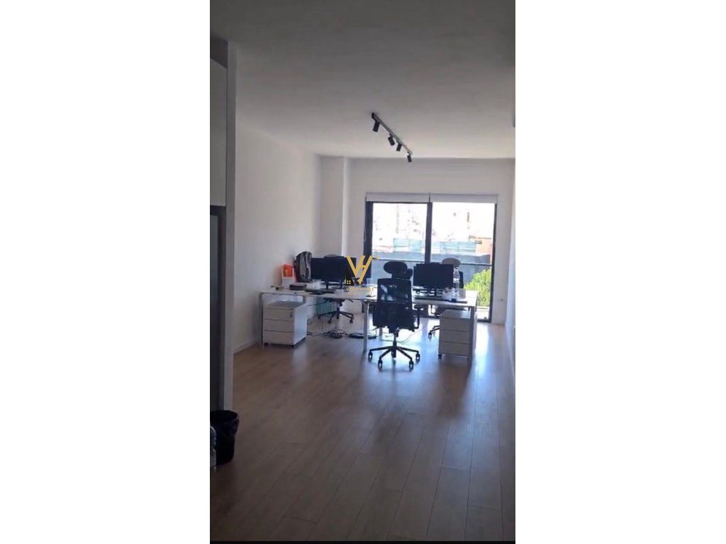 JEPET ZYRE 100 M2 ME QIRA TE RRUGA BARRIKADAVE 90.000 LEKE