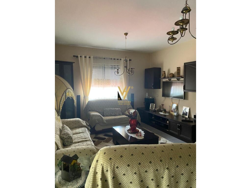 Shitet vile tre katshe ne Fresk 1.150 m2