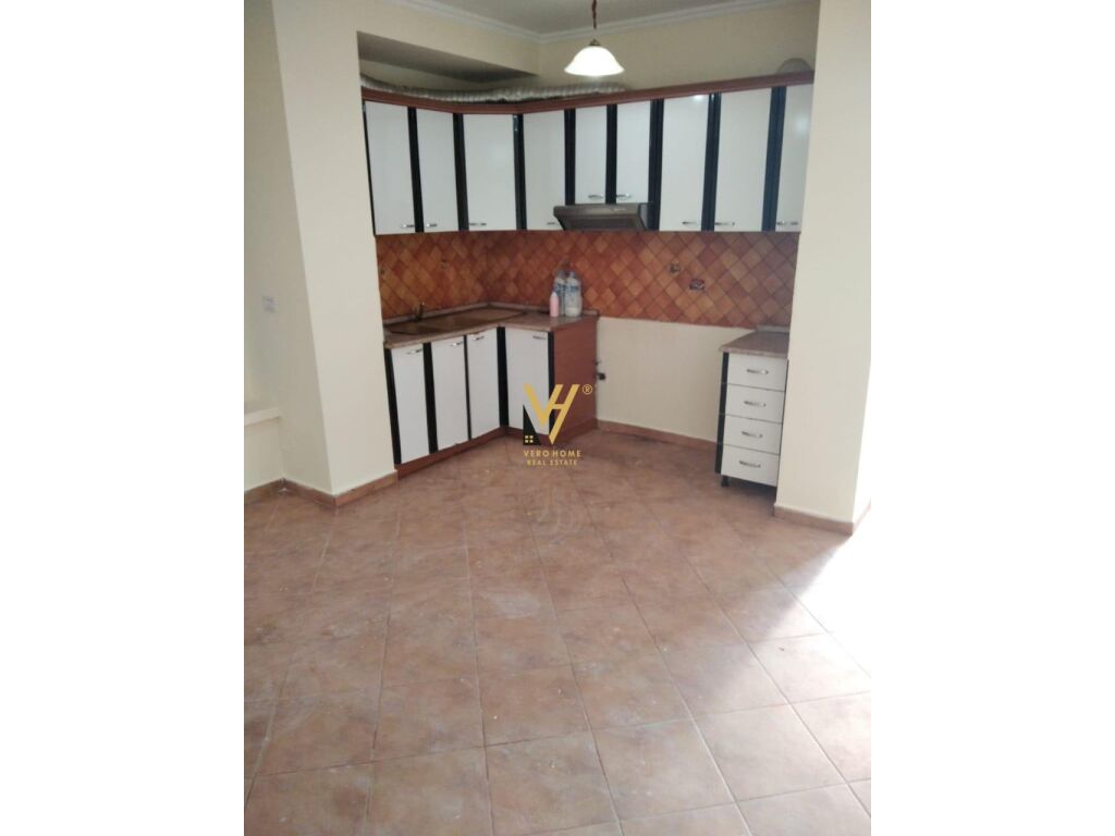 Jepet Apartament 2+1+2+ballkon me qera te Globi , Rruga e Kavajes 110 m2 1