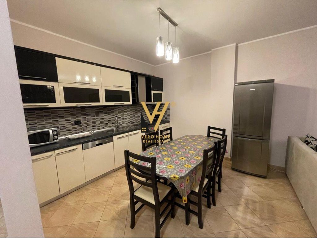 JEPET APARTAMENT 2+1 ME QERA RR.QEMAL STAFA, ISH PROFARMA 700 EURO 2