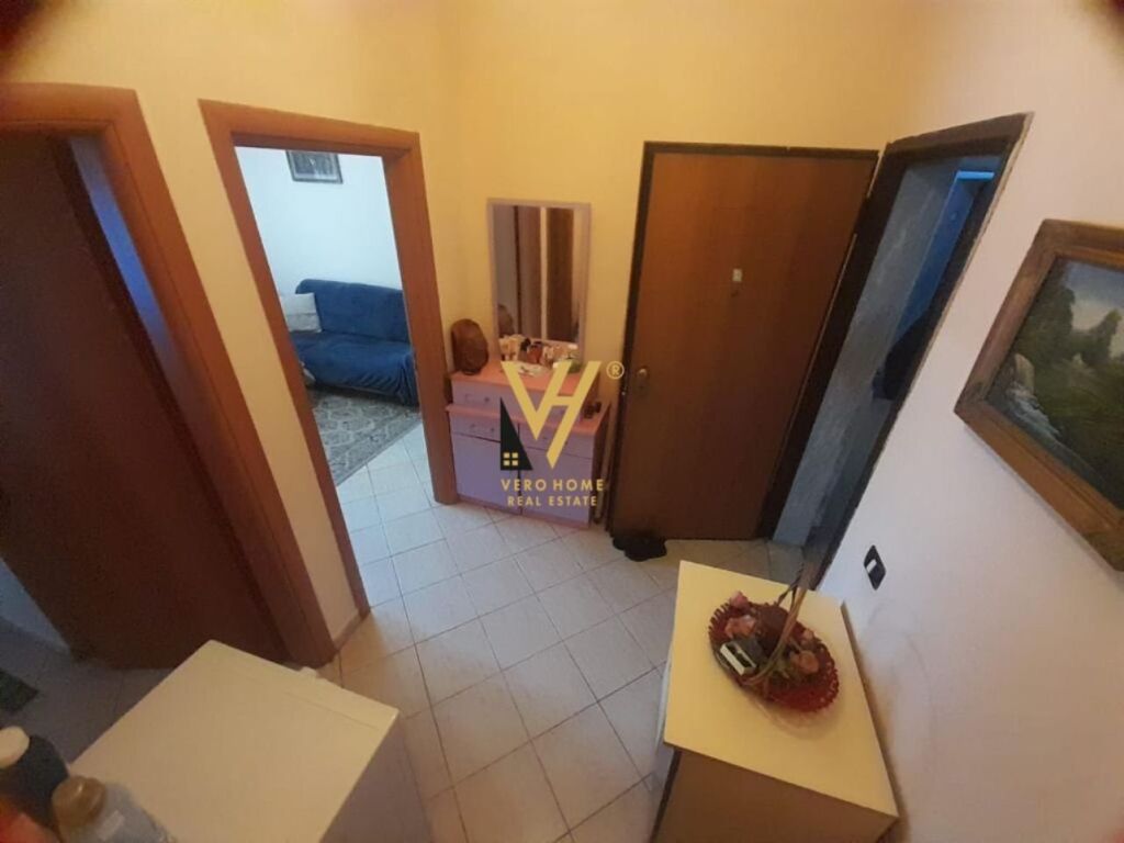 Shitet Apartament 2+1+ballkon te Xhamlliku 80 m2
