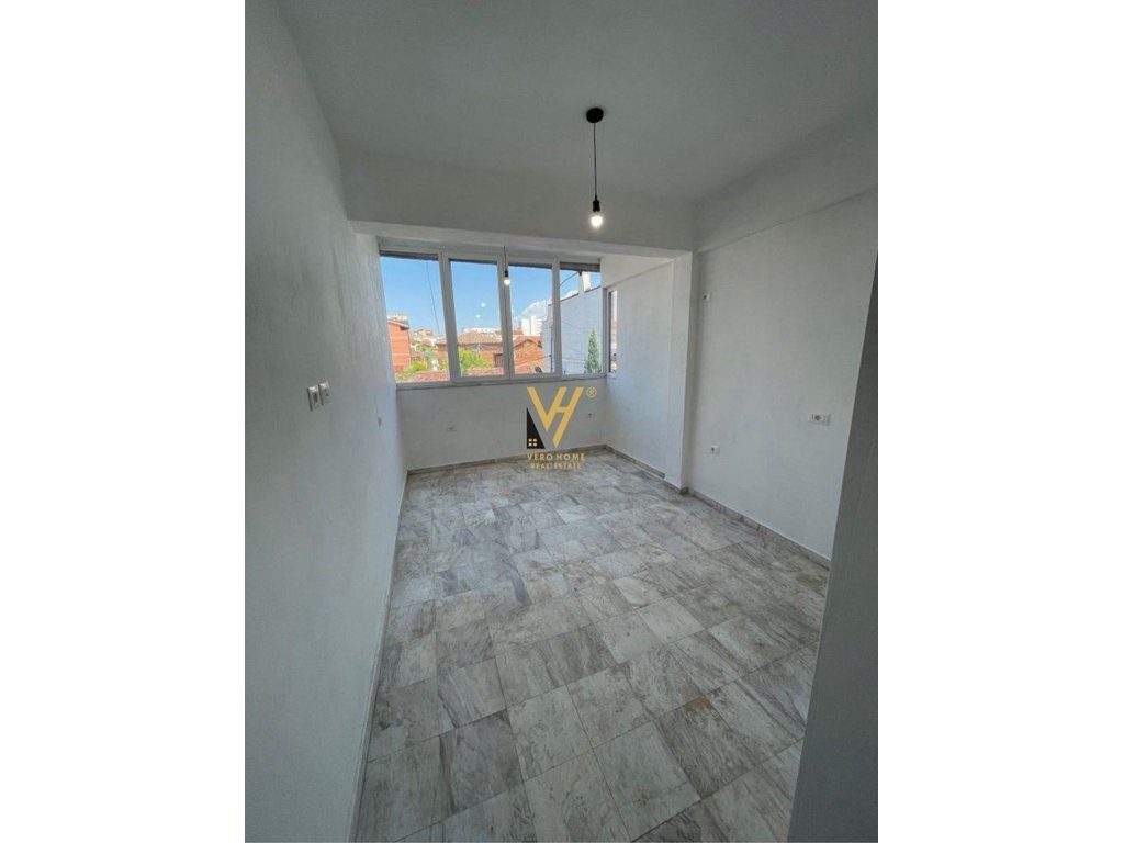 JEPET AMBIENT BIZNESI 90 M2 ME QERA TE SELVIA 900 EURO