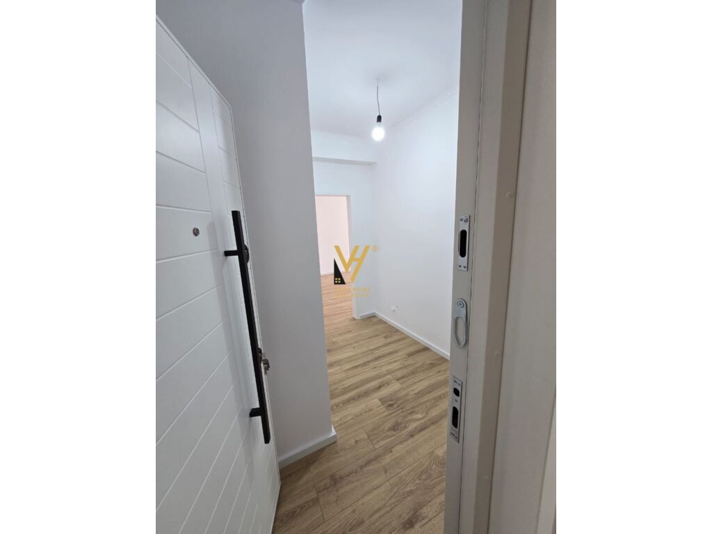 Shitet Garsoniere te Shkolla e Kuqe 45 m2 3
