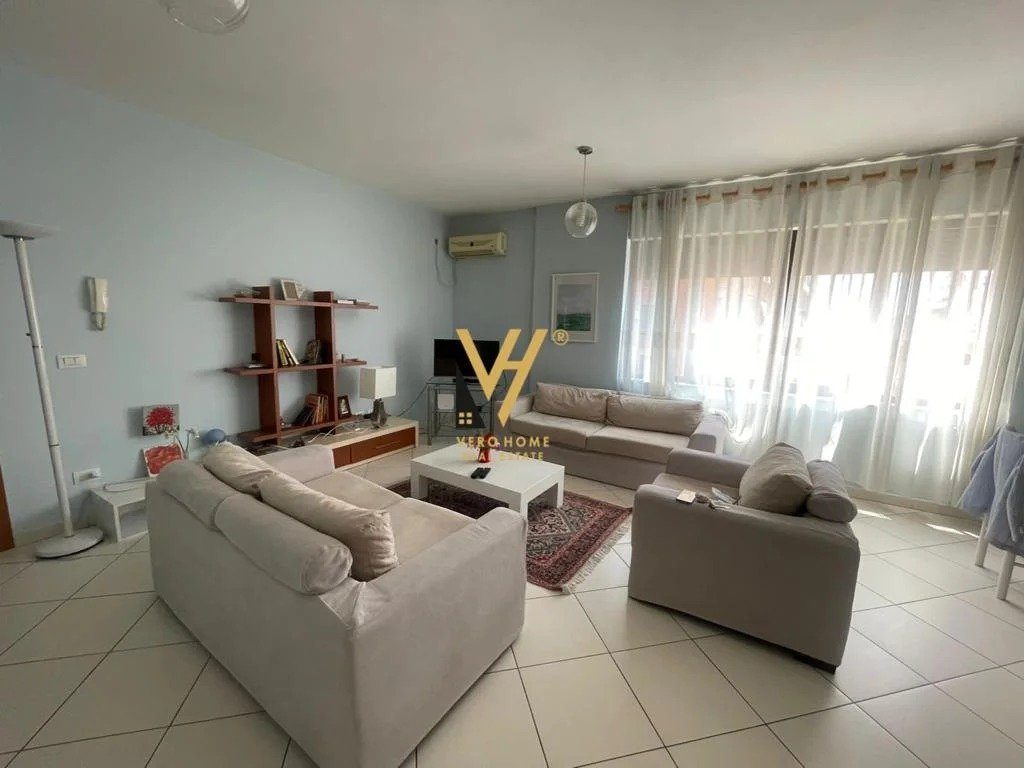 SHITET APARTAMENT 2+1+BLK TE RRUGA E BARRIKADAVE 300.000 EURO