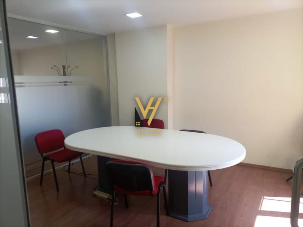 Jepet zyre me qera te Qender 220 m2 4