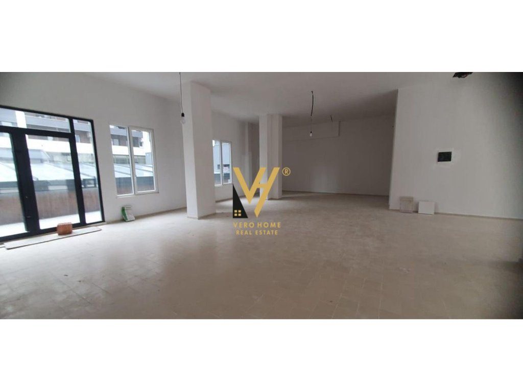 JEPET AMBIENT BIZNESI 220 M2 ME QERA NE SHKOZE 300.000 LEKE