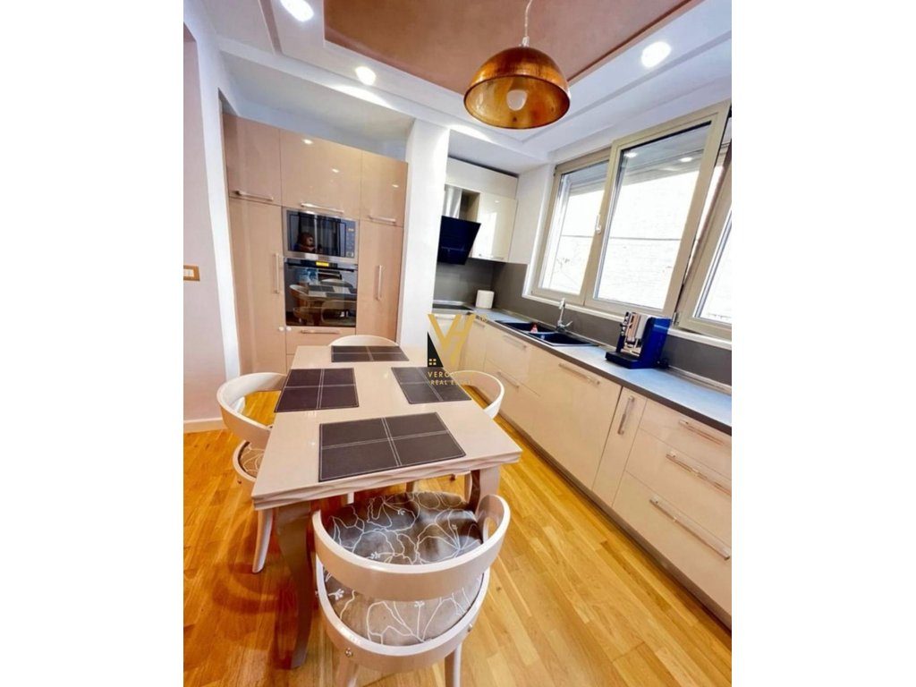 JEPET APARTAMENT 2+1 ME QIRA NE QENDER,RR.BARDHOK BIBA 1.000 EURO 4