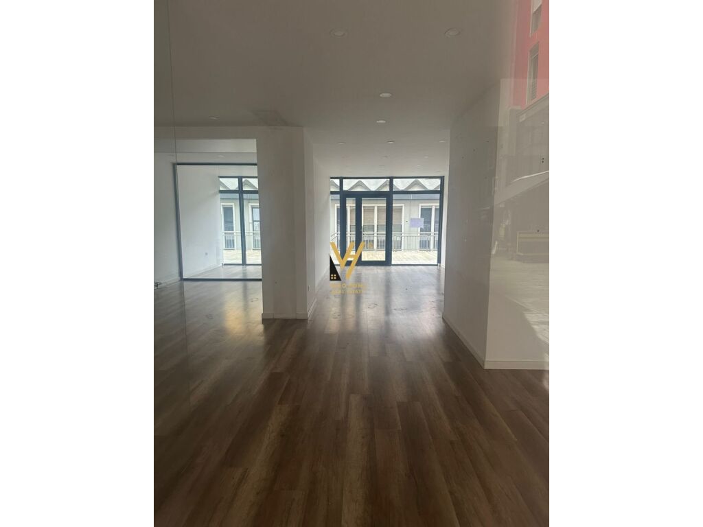 Jepet Dyqan me qera te Liqeni i Thate 85 m2 1