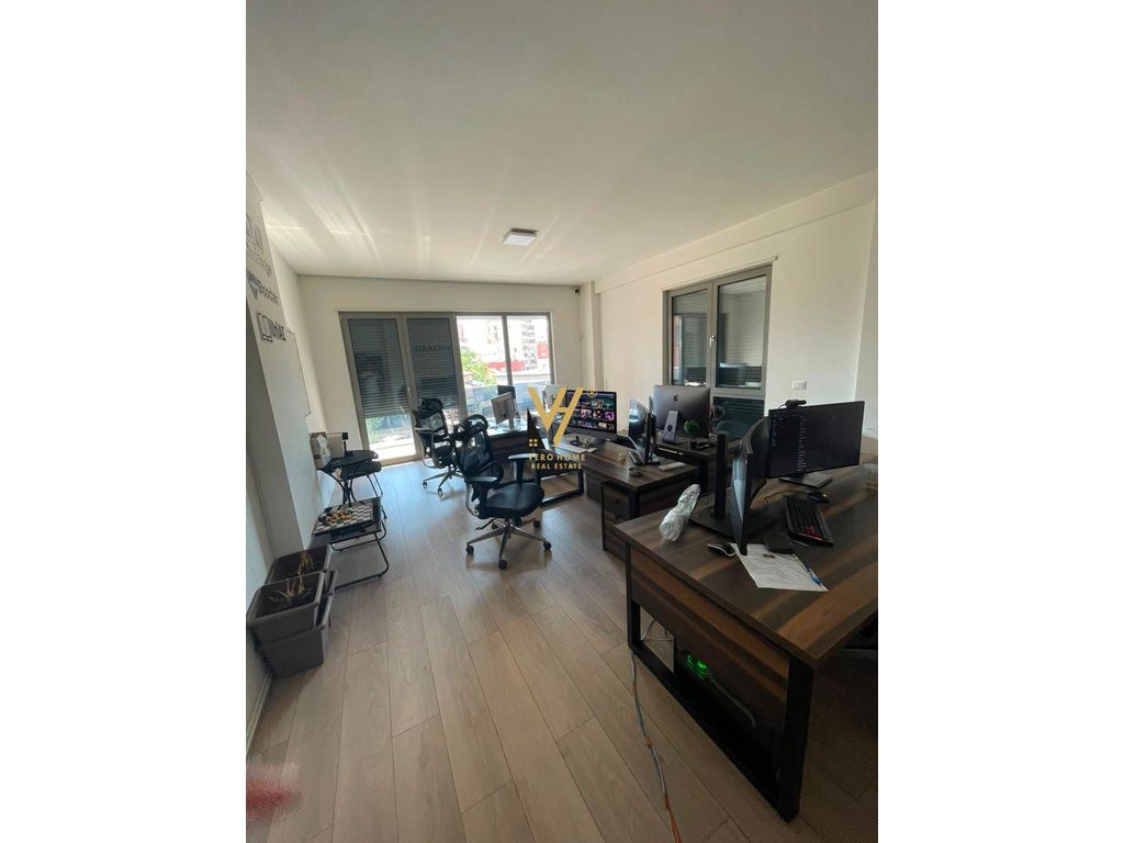 JEPET AMBIENT BIZNESI 105 M2 ME QIRA TE RRUGA E KAVAJES 140.000 LEKE