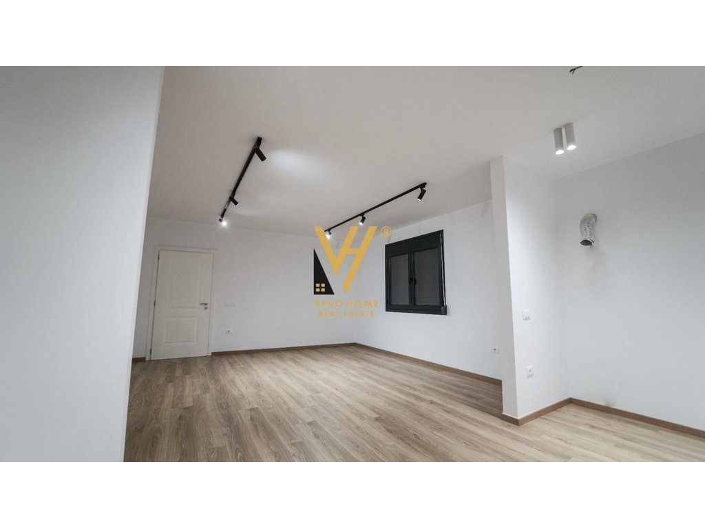 JEPET GODINE ME QIRA TE MUZEU I DESHMOREVE, DURRES 2.200 EURO 4