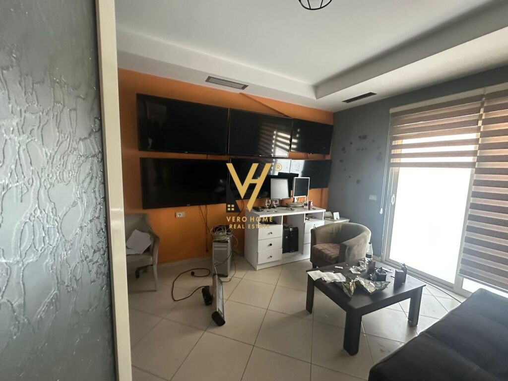 Shitet dy Dyqan ne Fresk 160 m2 4