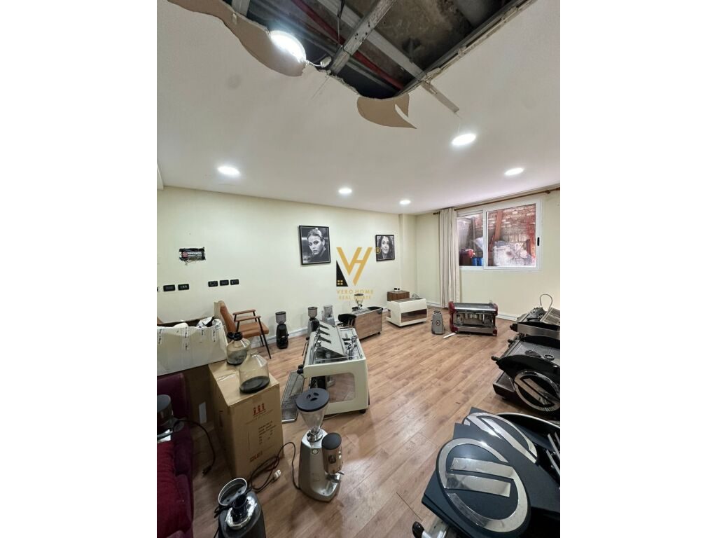 Shitet Ambient Komercial te 21 Dhjetori 80 m2