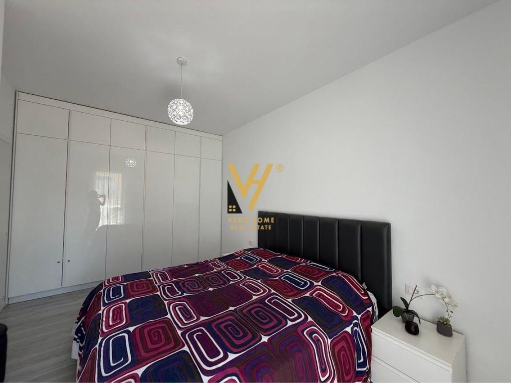 JEPET APARTAMENT 1+1+BLK ME QERA TE RRUGA E BARRIKADAVE 75.000 LEKE 3