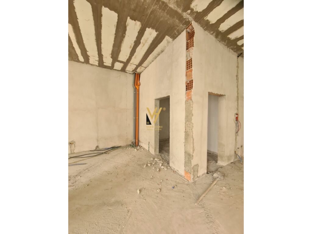 Shitet Ambient Biznesi te Liqeni i Thate 120 m2